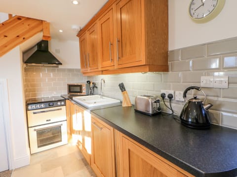 Cottage | Private kitchen | Fridge, microwave, stovetop, dishwasher