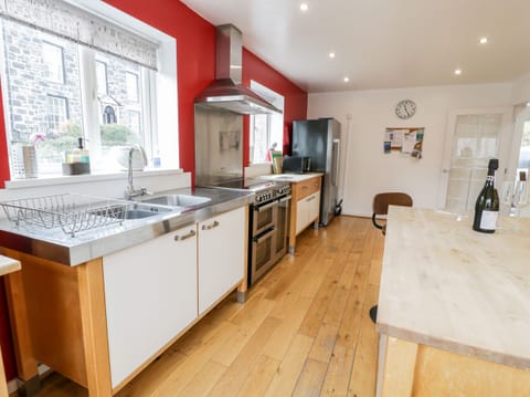 Cottage | Private kitchen | Dishwasher, cookware/dishes/utensils