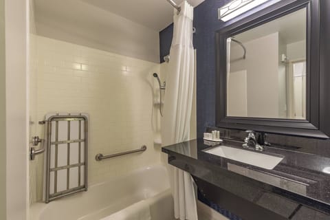 Combined shower/tub, hair dryer, towels