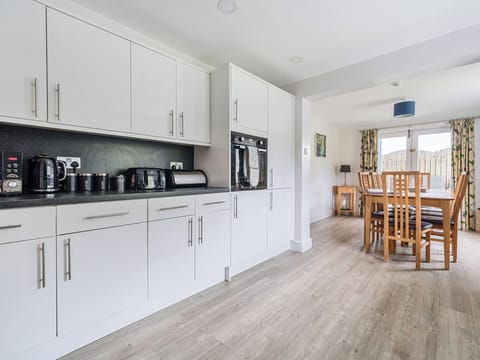 Cottage | Private kitchen | Dishwasher, cookware/dishes/utensils