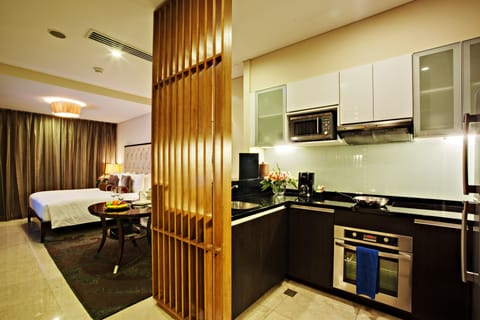 Studio Executive with full-sized kitchen and in-room steam bath | Private kitchen | Fridge, microwave, stovetop, dishwasher