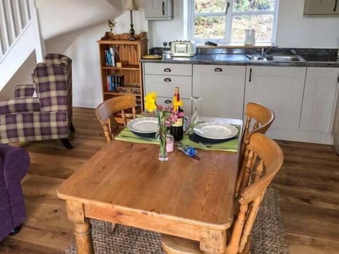 Cottage | Private kitchen | Dishwasher, highchair, cookware/dishes/utensils