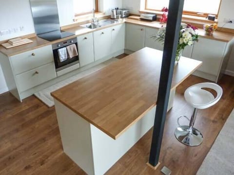 Cottage | Private kitchen | Dishwasher, cookware/dishes/utensils