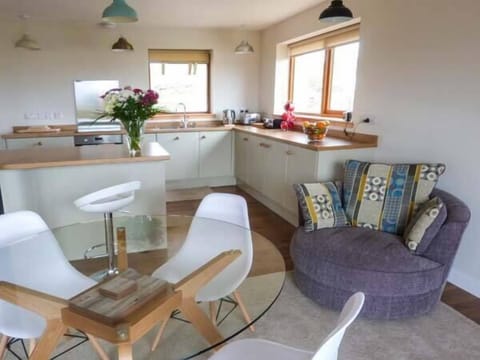 Cottage | Private kitchen | Dishwasher, cookware/dishes/utensils