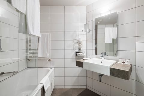 Deluxe Double Room | Bathroom | Combined shower/tub, jetted tub, hair dryer, towels