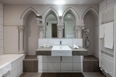 Deluxe Double Room | Bathroom | Combined shower/tub, jetted tub, hair dryer, towels