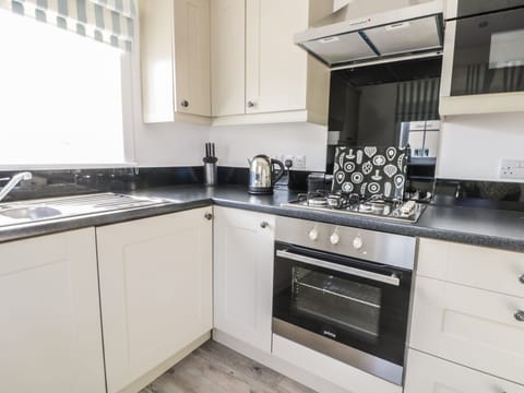 Cottage | Private kitchen | Fridge, microwave, stovetop, dishwasher