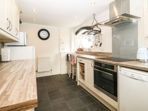 Cottage | Private kitchen | Fridge, microwave, stovetop, dishwasher