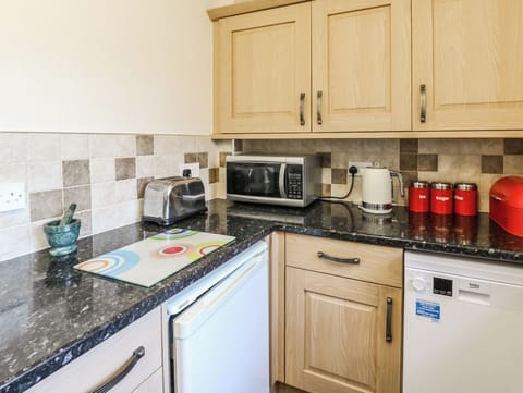Cottage | Private kitchen | Dishwasher, highchair, cookware/dishes/utensils
