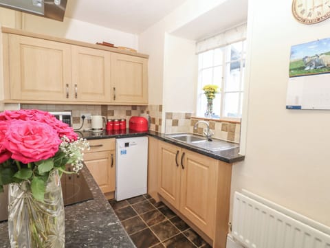 Cottage | Private kitchen | Dishwasher, highchair, cookware/dishes/utensils