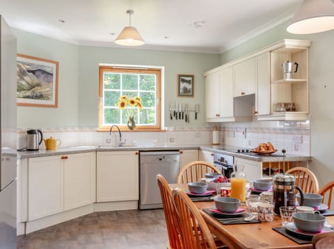 Cottage | Private kitchen | Dishwasher, cookware/dishes/utensils