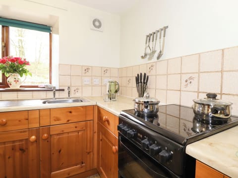Cottage | Private kitchen | Fridge, dishwasher, cookware/dishes/utensils