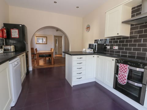 Cottage | Private kitchen | Fridge, microwave, stovetop, dishwasher