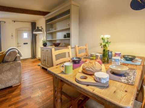 Cottage | Private kitchen | Fridge, stovetop, highchair, cookware/dishes/utensils