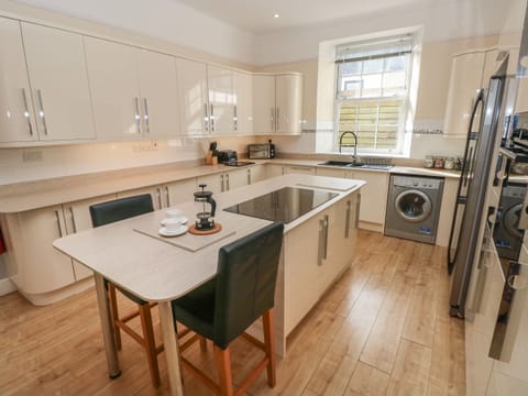 Cottage | Private kitchen | Microwave, stovetop, dishwasher, highchair