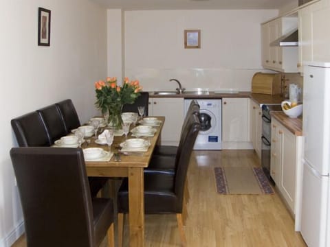 Cottage | Private kitchen | Stovetop, dishwasher, cookware/dishes/utensils