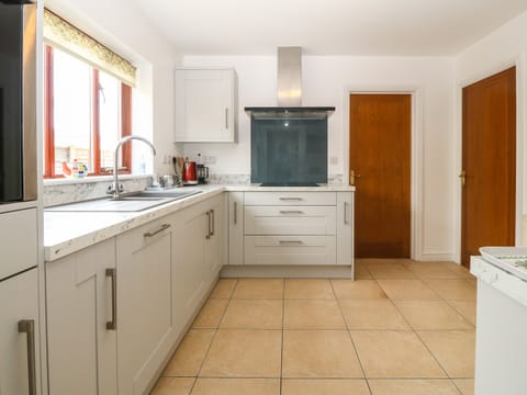 Cottage | Private kitchen | Stovetop, dishwasher, highchair, cookware/dishes/utensils