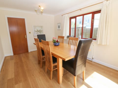 Cottage | Private kitchen | Stovetop, dishwasher, highchair, cookware/dishes/utensils