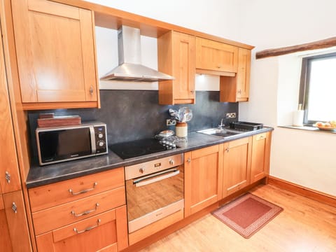 Cottage | Private kitchen | Dishwasher, cookware/dishes/utensils