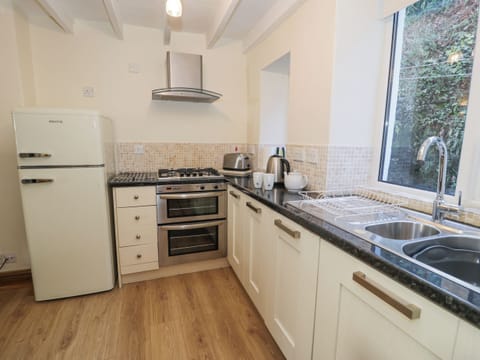 Cottage | Private kitchen | Fridge, microwave, stovetop, dishwasher