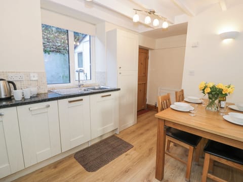 Cottage | Private kitchen | Fridge, microwave, stovetop, dishwasher