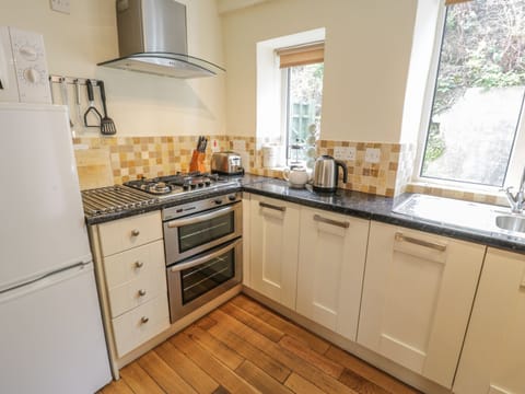 Cottage | Private kitchen | Fridge, microwave, stovetop, dishwasher