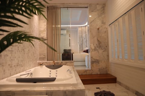 Suite with Ocean View | Bathroom | Free toiletries, hair dryer, bathrobes, slippers