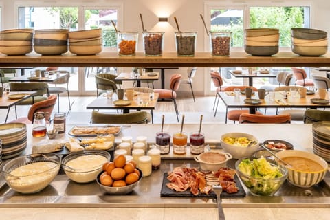Daily buffet breakfast for a fee