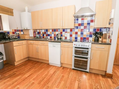 Cottage | Private kitchen | Dishwasher, highchair, cookware/dishes/utensils