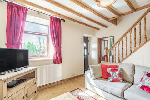 Cottage | Living room | TV, fireplace, DVD player