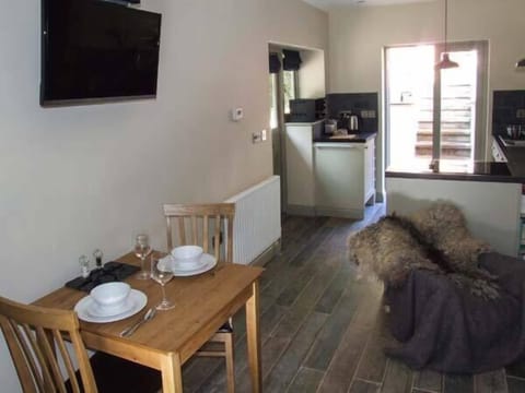 Cottage | Private kitchen | Dishwasher, cookware/dishes/utensils