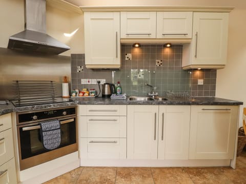 Cottage | Private kitchen | Fridge, dishwasher, toaster, highchair