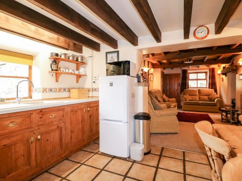 Cottage | Private kitchen | Dishwasher, highchair, cookware/dishes/utensils