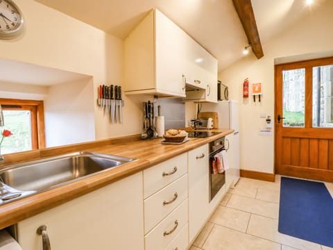 Cottage | Private kitchen | Microwave, stovetop, dishwasher, highchair