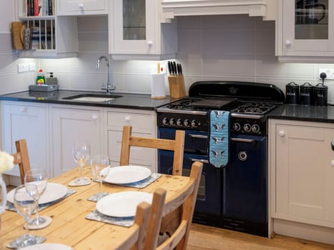 Cottage | Private kitchen | Fridge, microwave, stovetop, dishwasher