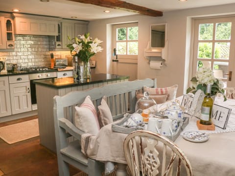 Cottage | Private kitchen | Dishwasher, cookware/dishes/utensils