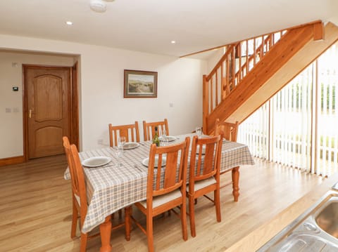 Cottage | Private kitchen | Dishwasher, cookware/dishes/utensils