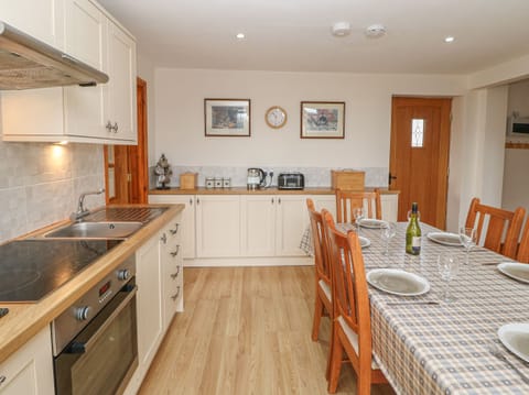 Cottage | Private kitchen | Dishwasher, cookware/dishes/utensils