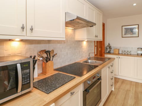 Cottage | Private kitchen | Dishwasher, cookware/dishes/utensils