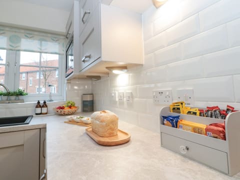 Cottage | Private kitchen | Oven, stovetop, dishwasher, cookware/dishes/utensils