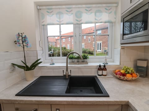 Cottage | Private kitchen | Oven, stovetop, dishwasher, cookware/dishes/utensils