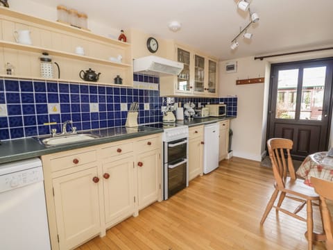 Cottage | Private kitchen | Fridge, microwave, stovetop, dishwasher