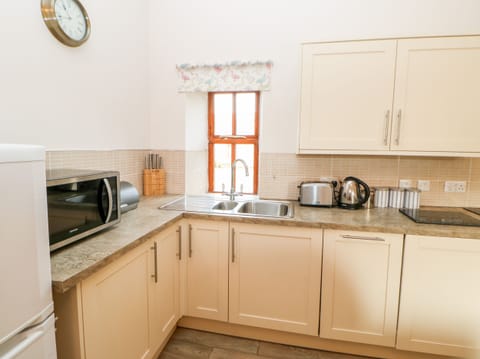 Cottage | Private kitchen | Dishwasher, highchair, cookware/dishes/utensils