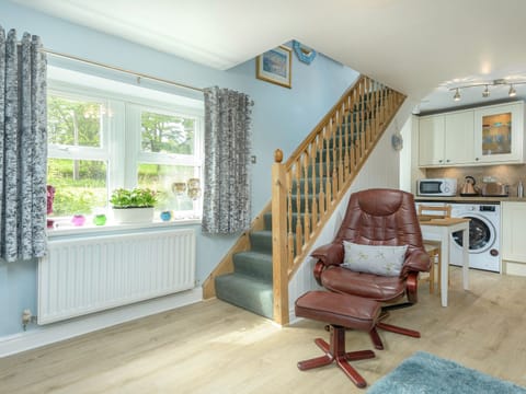 Cottage | Private kitchen | Fridge, microwave, stovetop, dishwasher