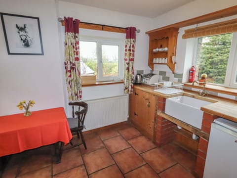 Cottage | Private kitchen | Fridge, microwave, stovetop, cookware/dishes/utensils