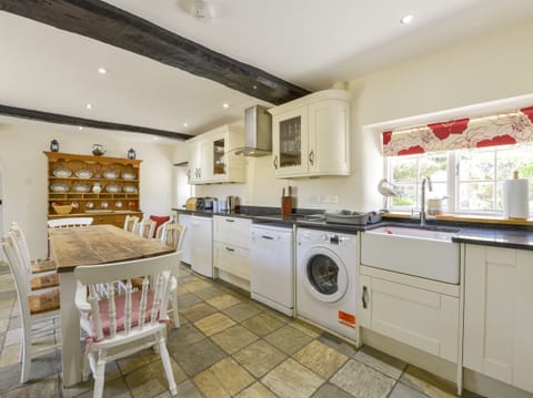 Cottage | Private kitchen | Fridge, microwave, stovetop, dishwasher