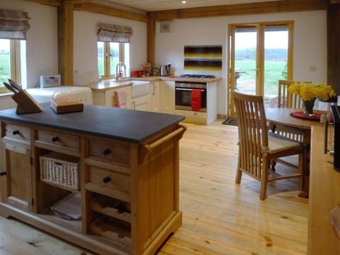 Cottage | Private kitchen | Dishwasher, cookware/dishes/utensils