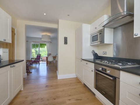 Cottage | Private kitchen | Microwave, stovetop, dishwasher, highchair