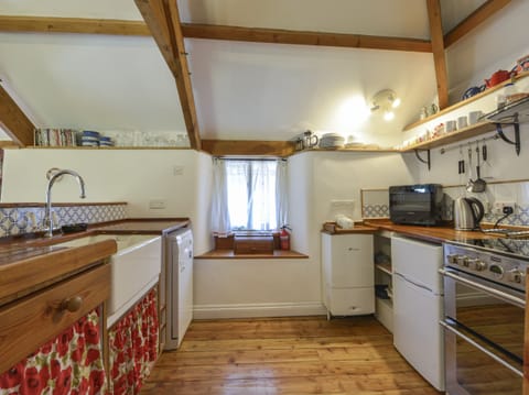 Cottage | Private kitchen | Fridge, microwave, stovetop, dishwasher