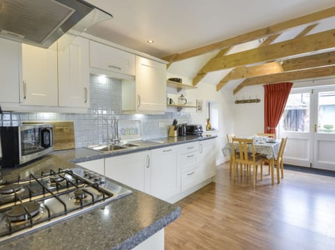 Cottage | Private kitchen | Dishwasher, cookware/dishes/utensils